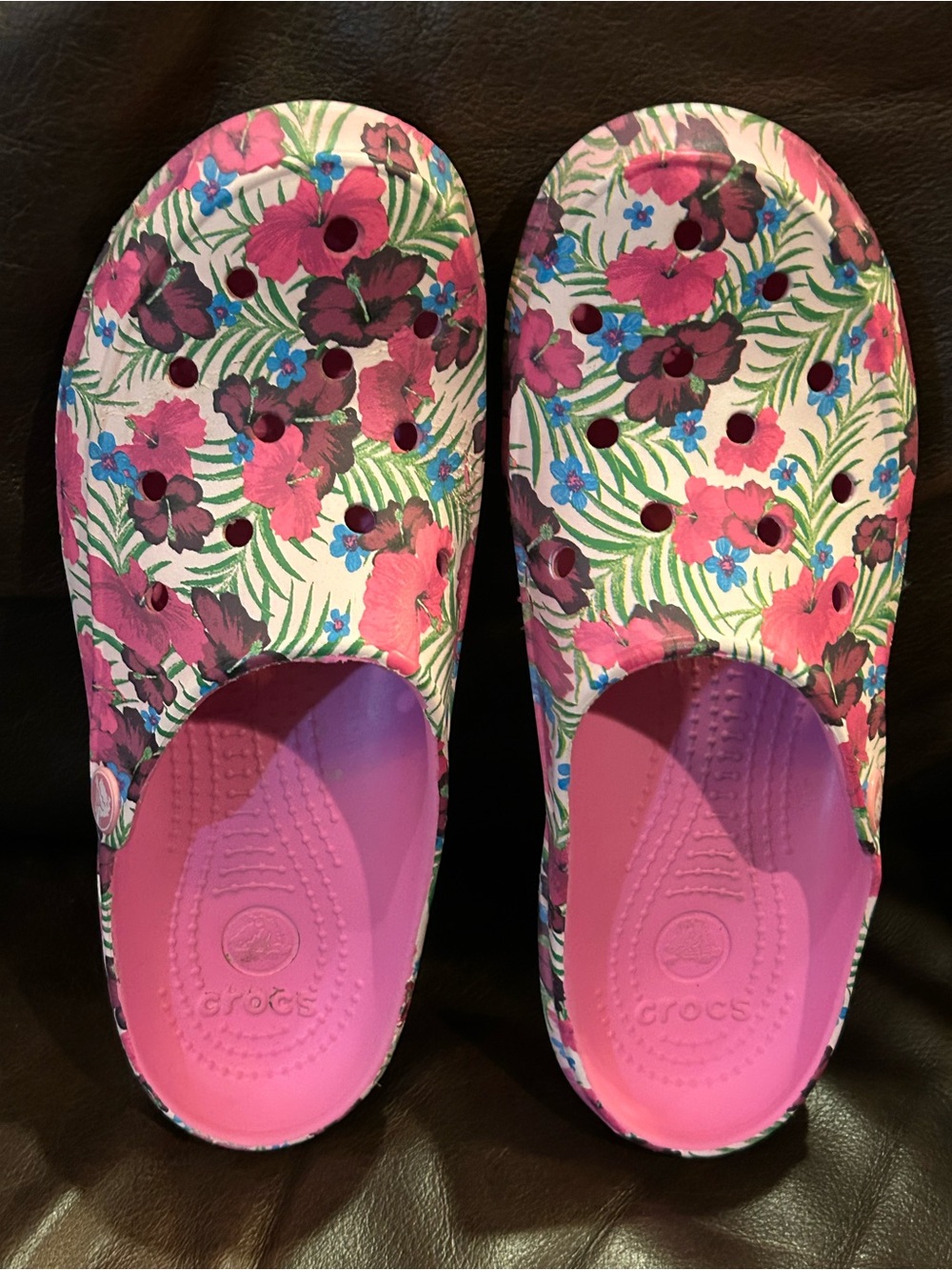 CROCS women 8 freesail pink floral summer clogs